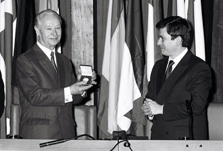 Photo 11: The 1989 SAKHAROV Prize is awarded to Alexander DUBCEK