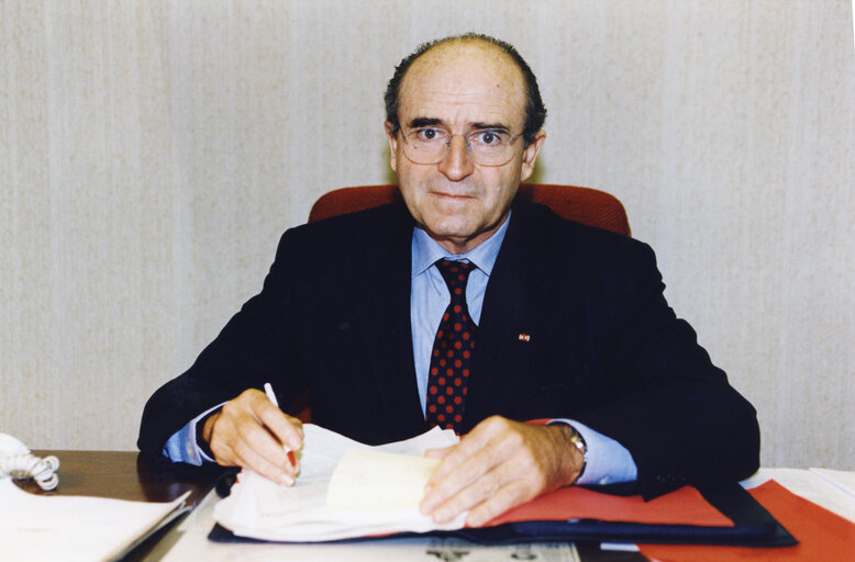 Φωτογραφία 2: Abel MATUTES JUAN at the EP in Strasbourg.