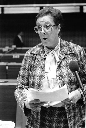 Yvette FUILLET speaks in plenary session in October 1982