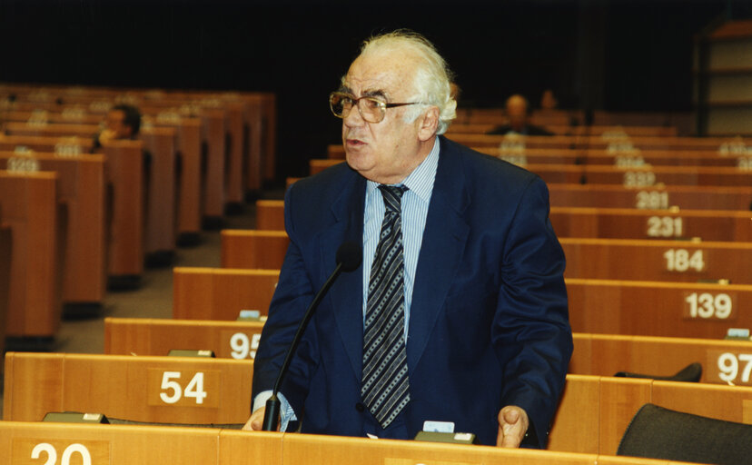 Foto 16: Panayotis LAMBRIAS in plenary session in Brussels