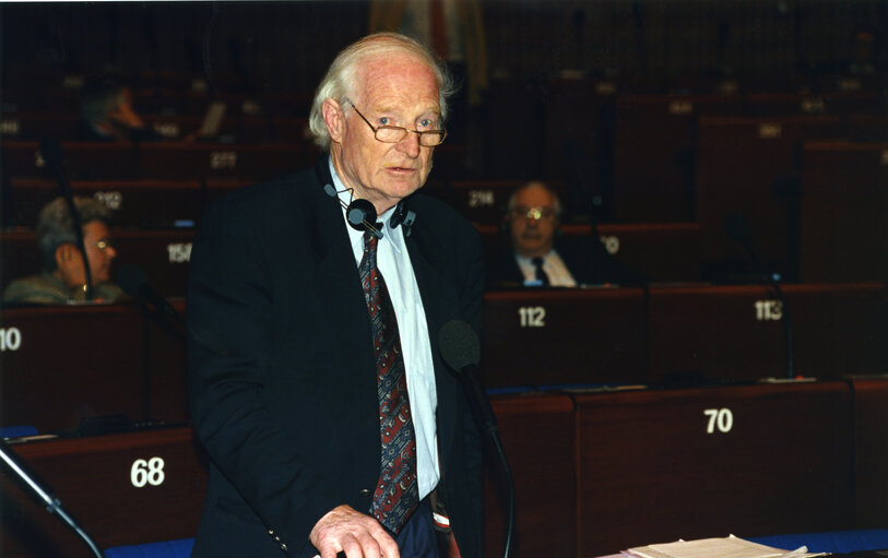 Foto 45: Thomas Joseph MAHER in plenary session in Strasbourg.