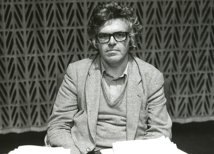 Sven SKOVMAND attends a plenary session in November 1982