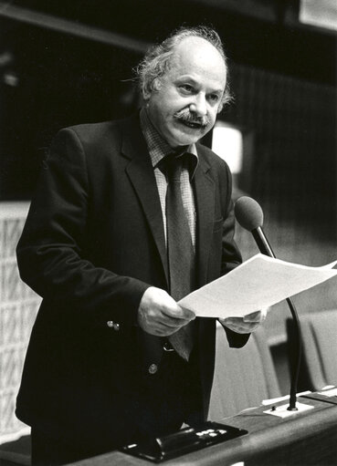 Leonidas KYRKOS speaks in plenary session in October 1982