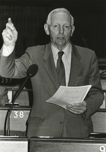Mark CLINTON speaks in plenary session in April 1984