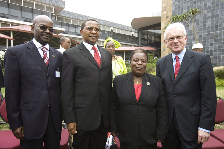 Fotografija 10: Hans-Gert POETTERING, EP President, makes an official visit to South Africa - EP President with Tanzanian President Kikwete (2nd L) who is also President of the African Union and PAP President Gertrude Mongella. Hundreds participated in the opening session of the 10th Ordinary session of the Pan-African Parliament held at Gallagher Estate in Midrand