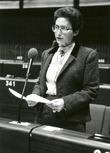 Kalliopi NIKOLAOU speaks in plenary session in October 1982