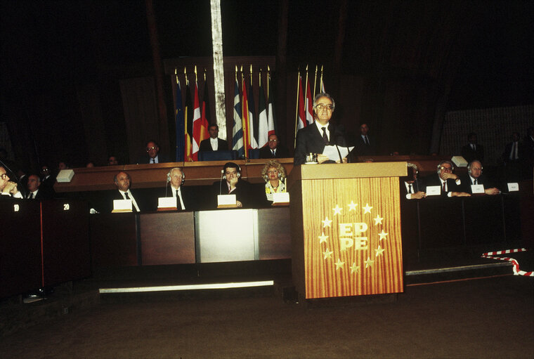 Greek President Christos SARTZETAKIS makes an official visit to the EP in November 1988