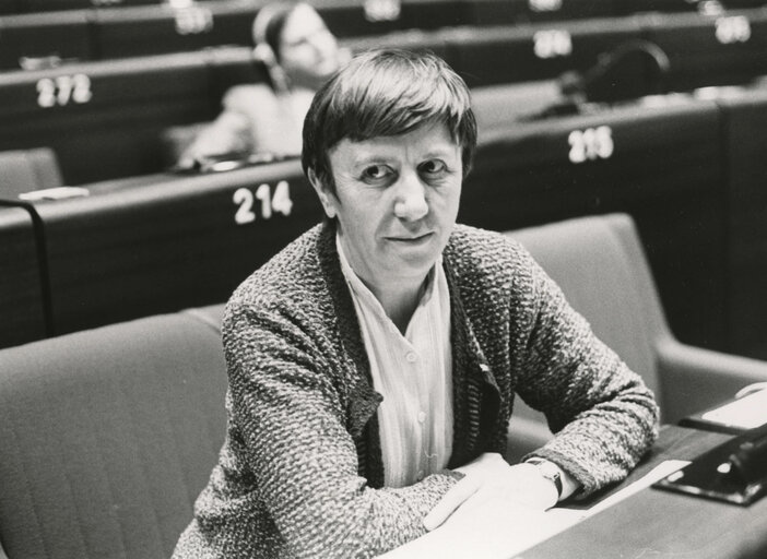 Paule DUPORT attends a plenary session in March 1982