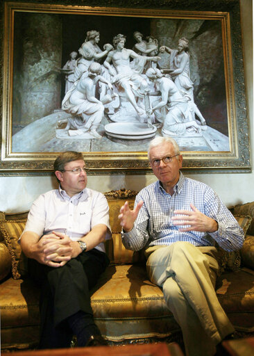 Foto 14: Hans-Gert POETTERING, EP President, makes an official visit to South Africa - EP President  with South African Minister of the Environment Martinus Van Schalkwyk . The two met for a luncheon at the Castello Di Monte restaurant in Pretoria