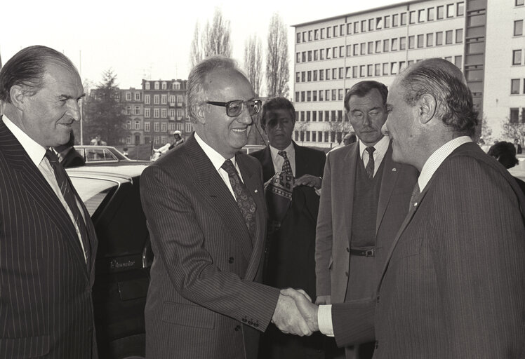 Photo 6: Greek President Christos SARTZETAKIS makes an official visit to the EP in November 1988