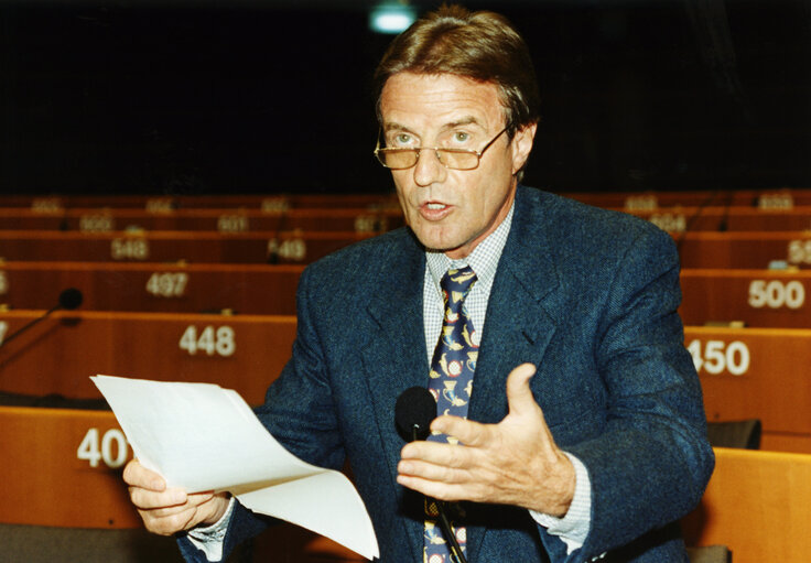 Φωτογραφία 2: Bernard KOUCHNER in the hemicycle of the EP in Brussels.