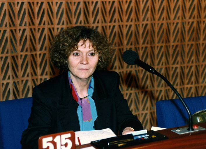 Fotografia 3: MEP Marguerite-Marie DINGUIRARD attends a plenary session in Strasbourg in January 1993