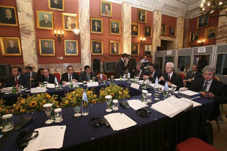 Fotografija 6: Hans-Gert POETTERING, EP President, attends a meeting of the Euro-Mediterranean Parliamentary Assembly in Athens