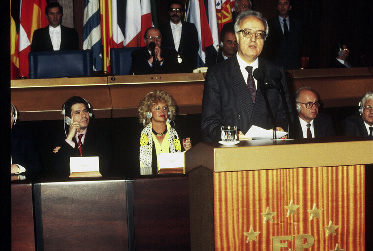 Photo 7: Greek President Christos SARTZETAKIS makes an official visit to the EP in November 1988