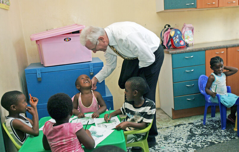 Foto 41: Hans-Gert POETTERING, EP President, makes an official visit to South Africa - EP President meets with South African children that are infected with HIV at a kindergarden in  Evaton, South Africa