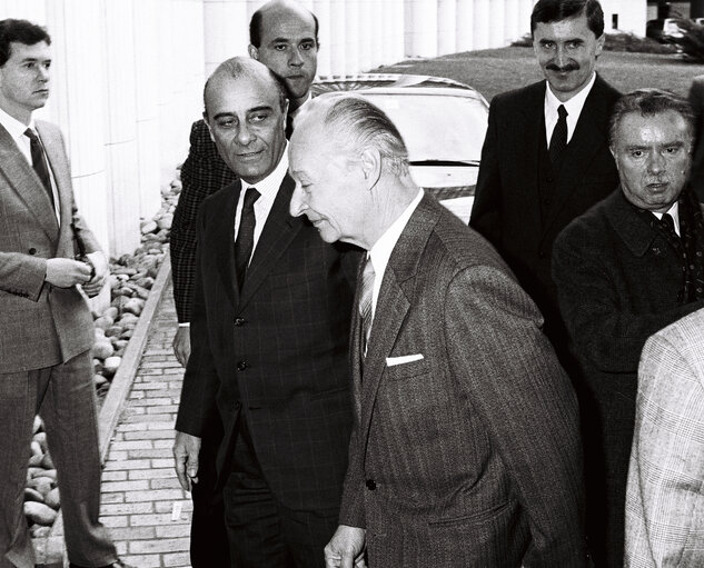 Photo 2 : Arrival of DUBCEK the 1989 SAKHAROV Prize