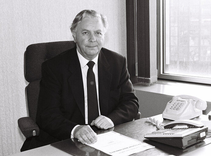 Fotografija 49: MEP Michael ELLIOTT at the European Parliament in Strasbourg