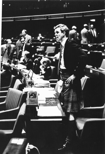 Photo 9: MEP Alasdair Henry HUTTON speaks in plenary session