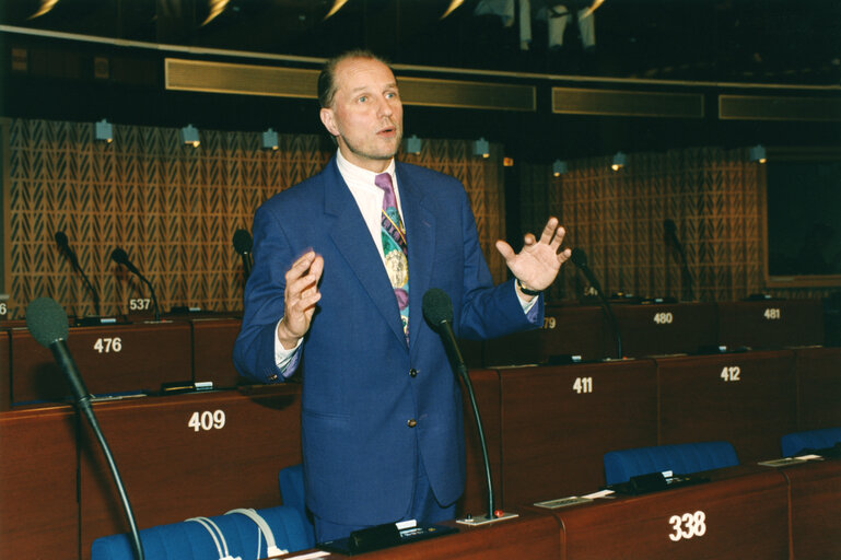 Photo 2: MEP Detlev SAMLAND speaks in plenary session in December 1992