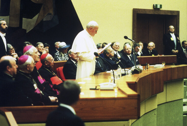 Fotogrāfija 10: Visit of Pope Jean-Paul II to the EP in Luxembourg.