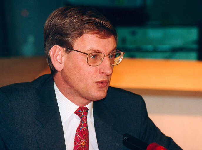 Foto 3: The Russian Deputy President of the State Duma in  a meeting at the EP.