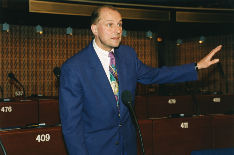 Photo 3: MEP Detlev SAMLAND speaks in plenary session in December 1992