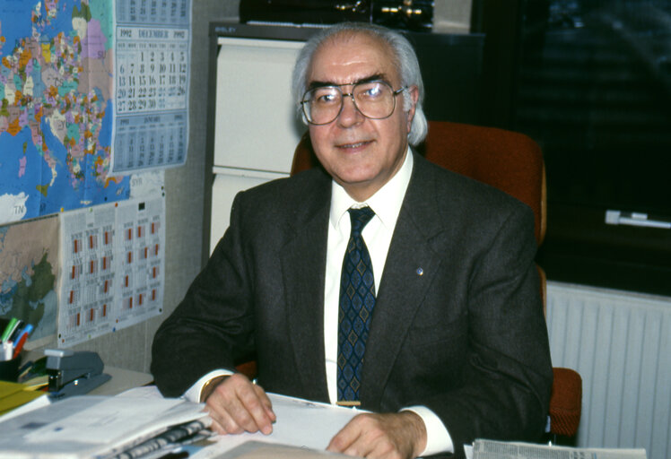 Fotografia 3: Portrait of MEP Artur da CUNHA OLIVEIRA in his office in Strasbourg in January 1993