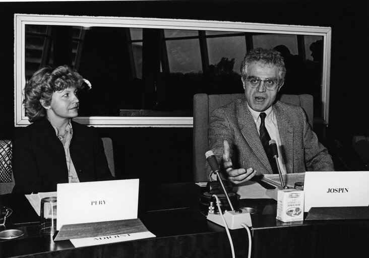 Nicole PERY and Lionel JOSPIN attend a meeting in May 1984