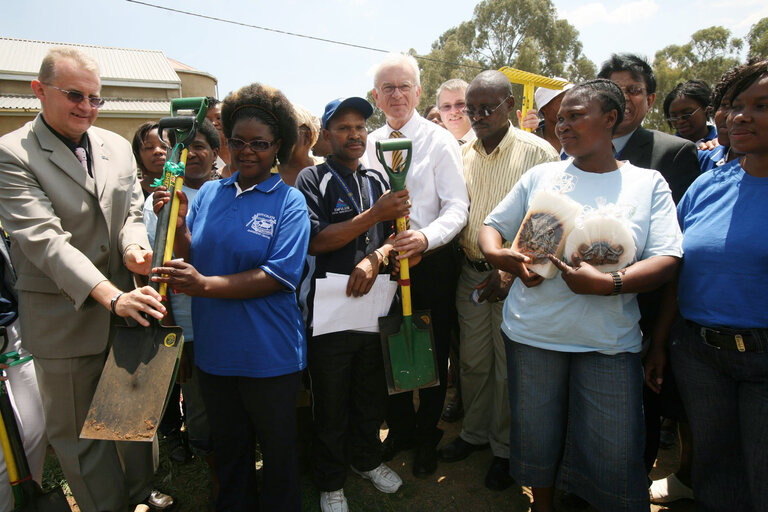 Fotó 6: Hans-Gert POETTERING, EP President, makes an official visit to South Africa - EP President visits the Enthogen water project in Evaton