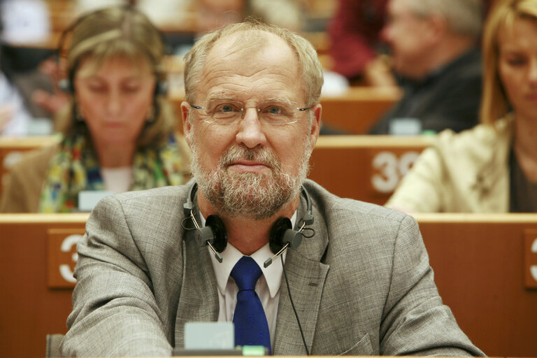 Photo 6: Johannes LEBECH in plenary session in Brussels.