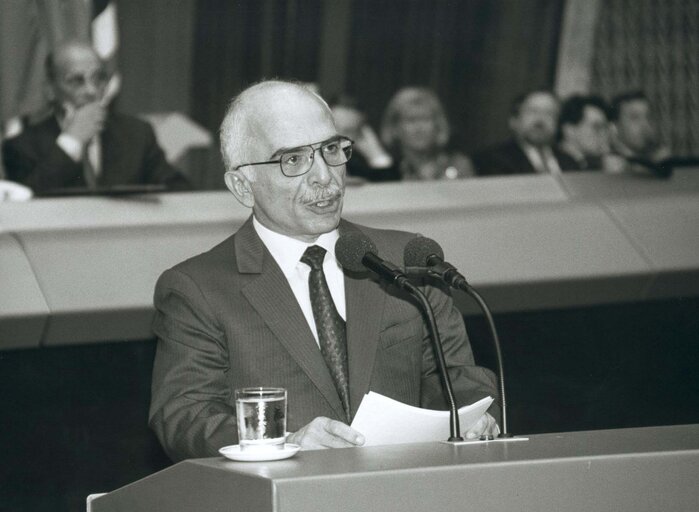 Photo 6: Official visit of King HUSSEIN of Jordan to the European Parliament