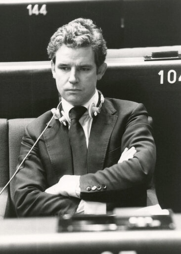 Photo 18 : Neil BALFOUR attends a plenary session in July 1981