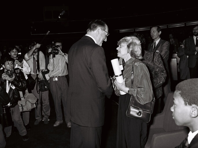 Fotogrāfija 10: The 1988 SAKHAROV Prize is awarded to Anatoli MARCHENKO (posthumously) represented by his widow and Nelson Rolihlahla MANDELA represented by his grand son