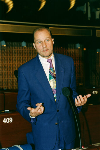 Photo 4: MEP Detlev SAMLAND speaks in plenary session in December 1992