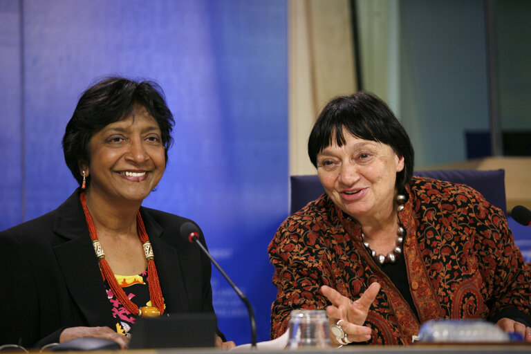 Fotografia 11: Press conference following the Joint conference of the EP, EC and UN on 60 years of the Universal Declaration of Human Rights: the defenders take the floor.