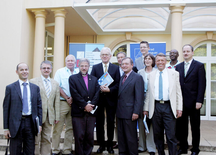 Fotó 1: Hans-Gert POETTERING, EP President, makes an official visit to South Africa - EP President stands with participants of his meeting with the Konrad-Adenauer-Stiftung Foundation in Johannesburg