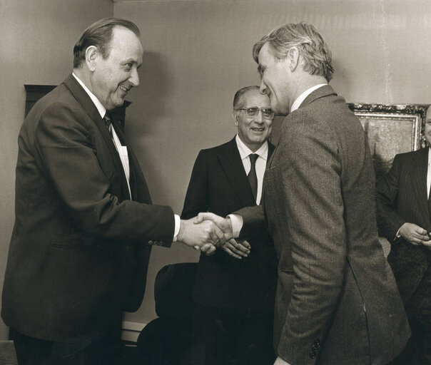 Nuotrauka 5: Pieter DANKERT (R), EP President, meets with Italian Foreign Minister Emilio COLOMBO (C; back) and German Foreign Minister Hans-Dietrich GENSCHER meet in October 1982