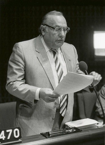 Rene PAULHAN speaks in plenary session in November 1982