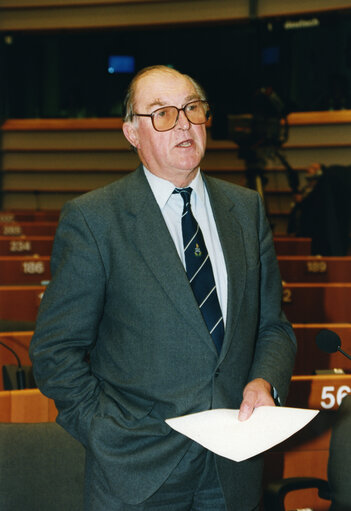 Zdjęcie 41: Lord Henry PLUMB in plenary session in Brussels