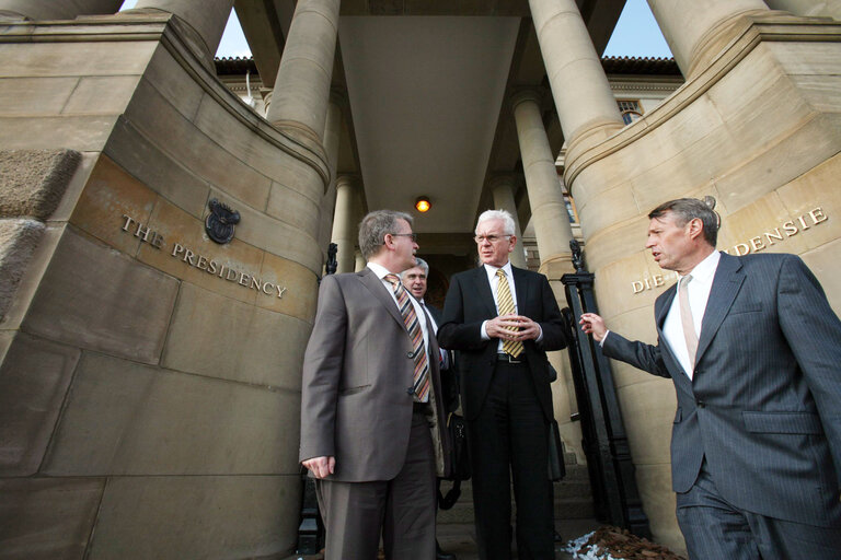 Foto 4: Hans-Gert POETTERING, EP President, makes an official visit to South Africa - EP President  outside the Presidential Residency in Pretoria