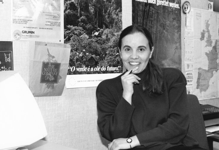 Снимка 2: Portrait of MEP Amelie Maria SANTOS in her office in Strasbourg in January 1993