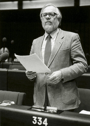 Eggert PETERSEN speaks in plenary session in November 1982