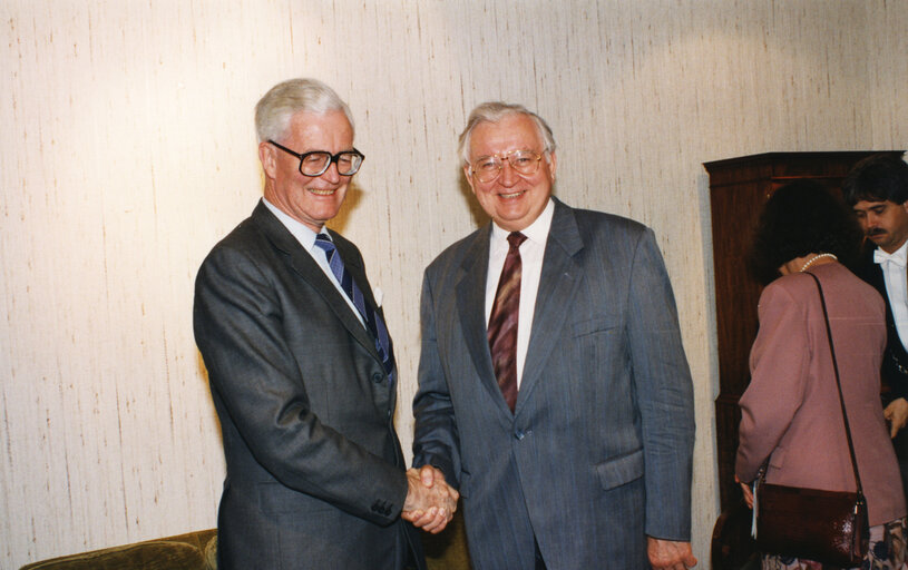 Foto 5: EP President meets with British Foreign Secretary Douglas HURD in Strasbourg in 1992