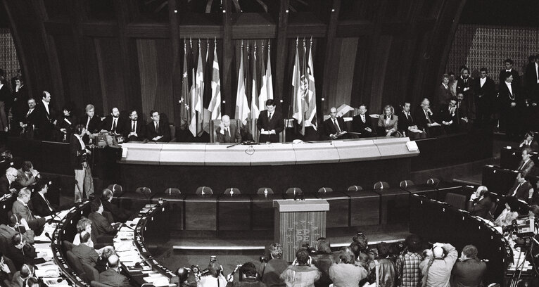 Photo 7: The 1989 SAKHAROV Prize is awarded to Alexander DUBCEK