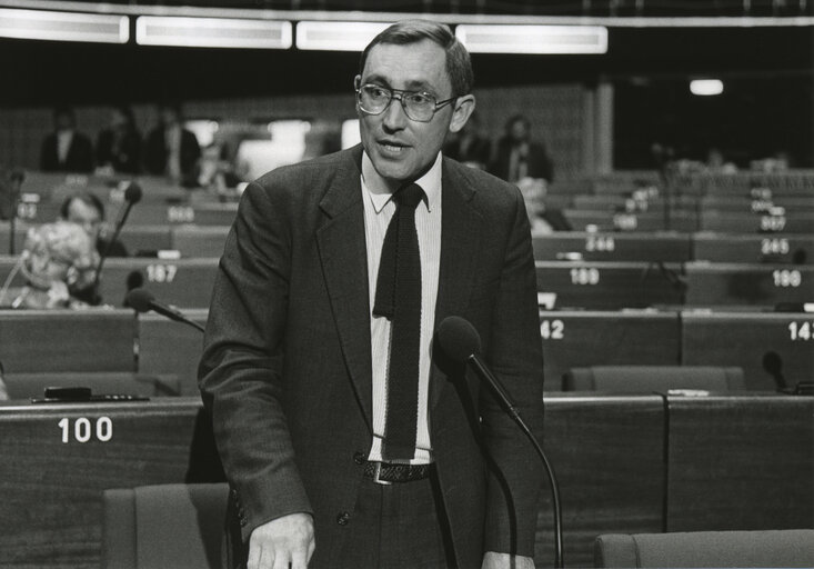 David CURRY speaks in plenary session in October 1984