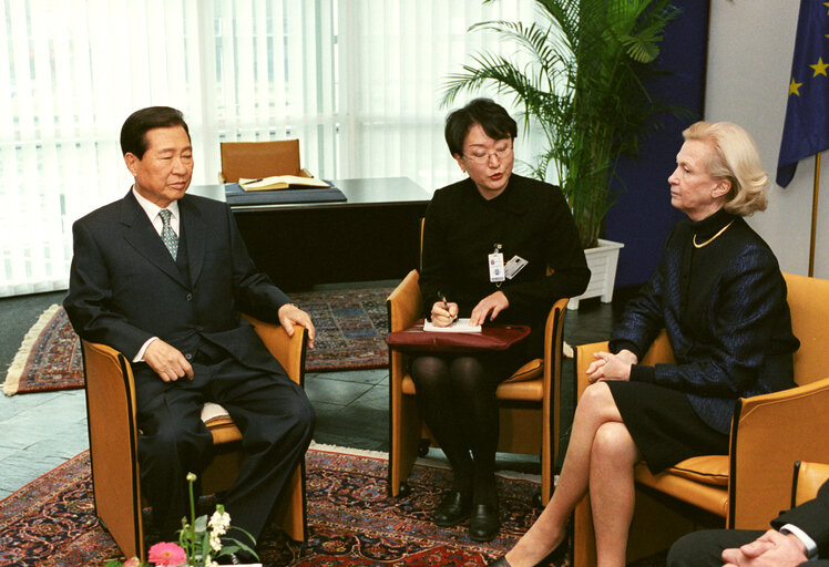 Valokuva 10: Visit of the President of South Korea to the EP.