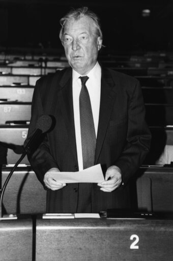 Foto 3: Irish Prime Minister Charles HAUGHEY speaks in plenary session in Sgtrasbourg in July 1990