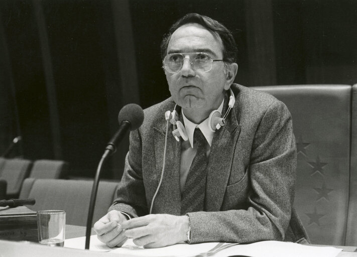 Konstantinos NIKOLAOU attends a plenary session in November 1982