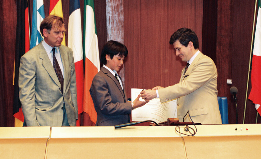 Nuotrauka 25: The 1990 Sakharov Prize is awarded to Aung San Suu Kyi who is represented to receive the prize by her son Kim and her husband Michael ARIS