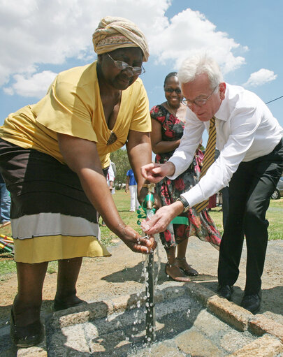 Foto 26: Hans-Gert POETTERING, EP President, makes an official visit to South Africa - EP President at the Enthogen water project in Evaton, South Africa